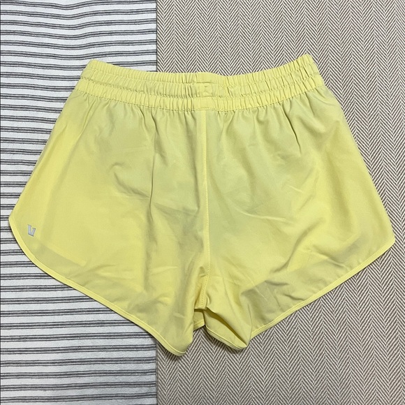 Vuori Clementine 2.0 Shorts 4" Sunlight Small - Picture 4 of 13